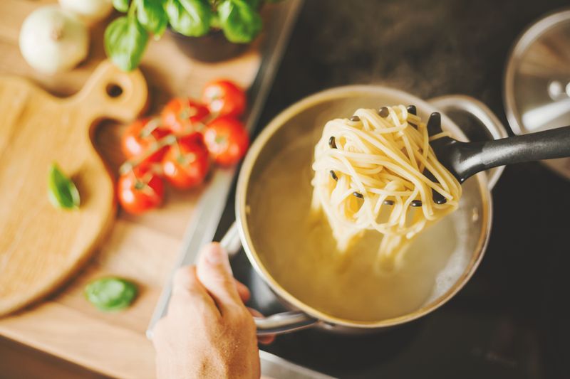 Ob Makkaroni oder Spaghetti, Farfalle oder Rigatoni, Pasta gibt es in zahlreichen Größen und Formen. Die Auswahl in den Supermärkten ist normalerweise riesig. Nudeln sind nach wie vor eine beliebte Speise auf unseren Tellern - in der Galerie zeigen wir Ihnen Tipps, wie Sie die perfekte Pasta zubereiten - egal, für welche Sorte Sie sich entschieden haben ...