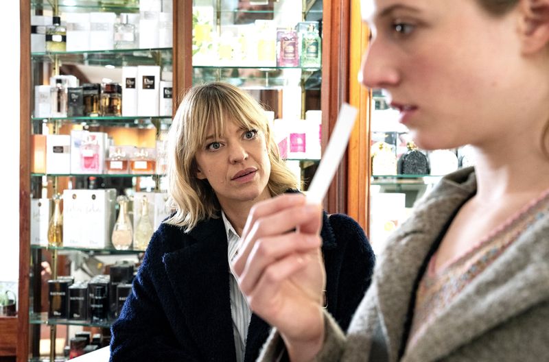 Ellen Berlinger (Heike Makatsch, links) will mit der blinden Zeugin Rosa (Henriette Nagel) herausfinden, welches Parfum diese am Tatort gerochen hat.