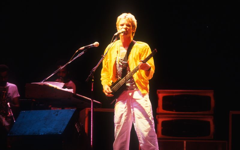 Viele Musiker zerbrechen sich ewig den Kopf über einen guten Künstlernamen, bei Sting entstand er eher spontan und zufällig. Als er bei einem seiner frühen Jazz-Auftritte ein schwarz-gelb gestreiftes Shirt trug, rief ihm ein Mitmusiker zu, dass er wie eine Biene aussehe. Von da an trat der Brite, der eigentlich Gordon Sumner heißt, in Anlehnung an den Stachel der Biene als Sting auf.