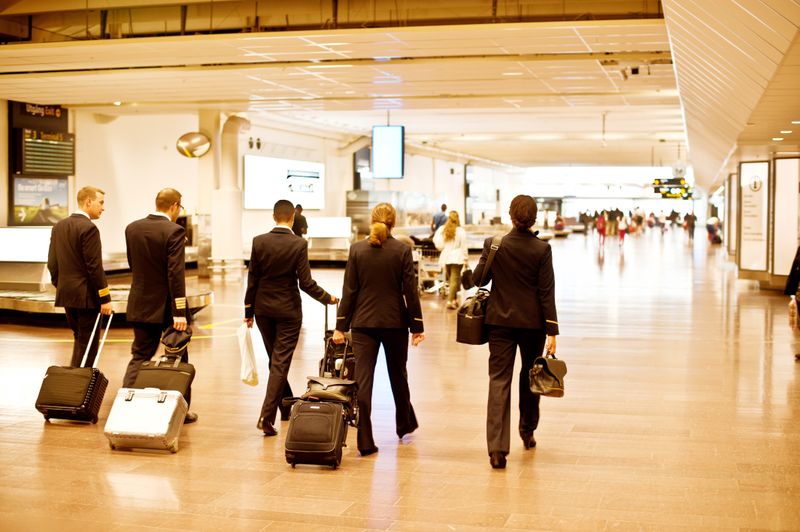 Flugbegleiter oder Flugbegleiterinnen sprechen in bestimmten Fällen von sogenannten "Dead Heads". Die naheliegende Annahme, es handele sich hierbei um eine verstorbene Person an Bord, ist jedoch inkorrekt. Denn ein "Dead Head" bezeichnet ein Crew-Mitglied, das gerade nicht im Dienst ist, sondern nur mitfliegt oder zu einem anderen Standort für einen Einsatz geflogen wird.