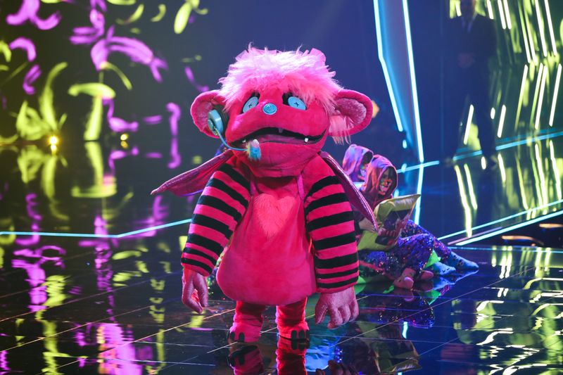 Seit der ersten Staffel ist das Monster der Publikumsliebling bei "The Masked Singer". Auch in den darauffolgenden Staffeln tauchte die Figur in Werbespots oder bei Gastauftritten wieder auf. Doch welche Prominente steckte hinter dem rosa Plüsch? War es a) Evelyn Burdecki, b) Susi Kentikian oder c) Sarah Lombardi? 