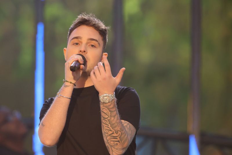 Schon mit 13 Jahren sang Mike Singer in der Castingshow "The Coice Kids", im Team von Lena Meyer-Landrut kam er aber nicht über die Battle-Phase hinaus. Seinen Weg in der Musikbranche ging Singer trotzdem. Schon sein Debütalbum "Karma" stürmte 2017 auf Platz eins der deutschen Album-Charts.