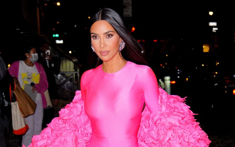 Schonungslos nahm Kim Kardashian in "Saturday Night Live" sich selbst und ihr familiäres Umfeld aufs Korn.