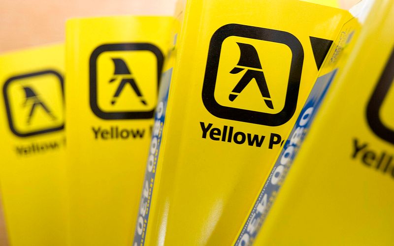 Mit "Yellow" landeten Coldplay im Jahr 2000 ihren ersten großen Hit. Was aber nur Hardcore-Fans wissen: Das Lied wurde durch die "Yellow Pages" inspiriert, die britischen "Gelben Seiten". Beim Schreiben des Songs habe Chris Martin das Gefül gehabt, dass noch irgendetwas fehlt, wie er einmal berichtete, und dann im Studio die "Yellow Pages" entdeckt.