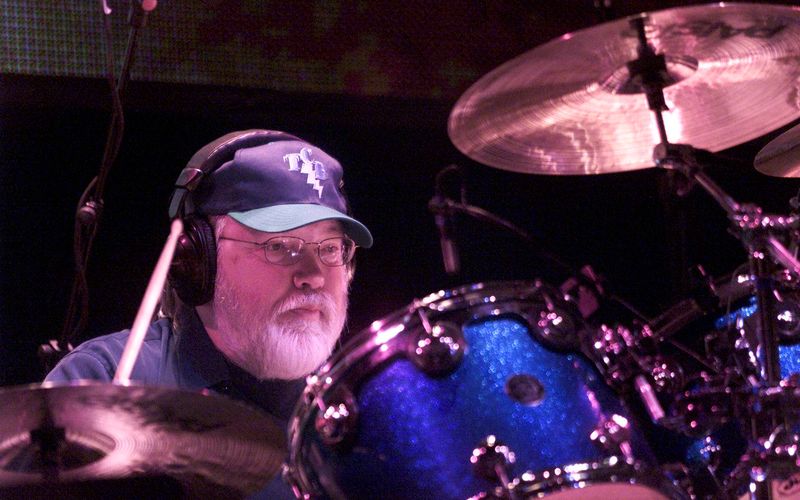 Der legendäre Schlagzeuger Ron Tutt ist im Alter von 83 Jahren verstorben.
