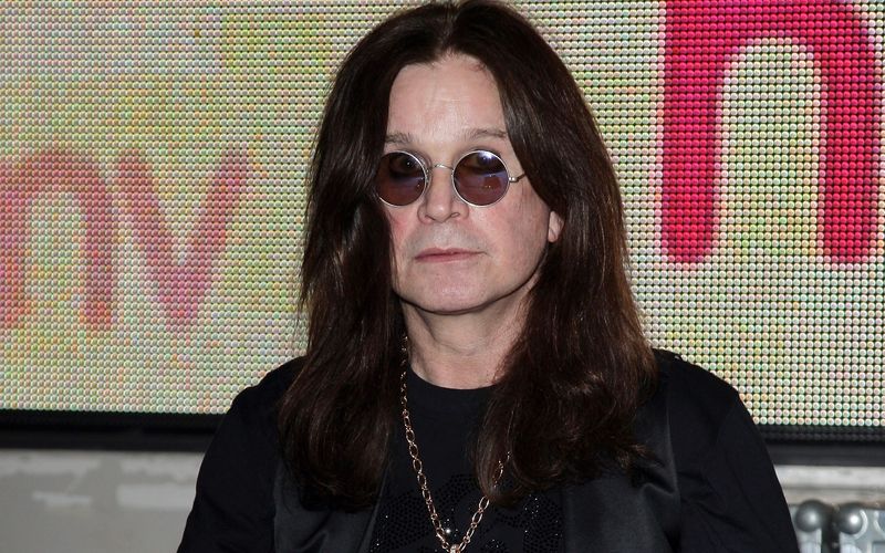 Im Interview für die September-Ausgabe des "Playboy" spricht Ozzy Osbourne über seine Krankheitsgeschichte: "Ich hatte auch schon in früheren Jahren einen psychischen Zusammenbruch und habe eine Zeit lang Medikamente genommen."