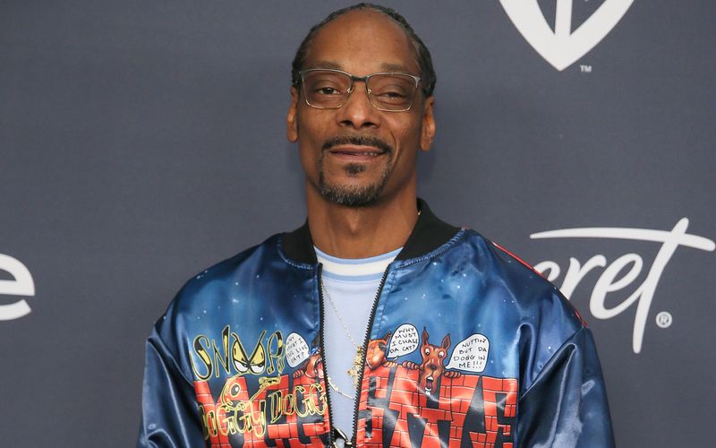 Snoop Doggy Dogg, Snoop Dogg, Snoop Lion, Snoopzilla. Calvin Cordozar Broadus Jr. veröffentlichte schon unter vielen Künstlernamen Musik, der "Snoop" war aber immer da. Warum? Den Spitznamen bekam er einst von seiner Mutter, weil er als Kind großer Fan von Snoopy und den "Peanuts" war. 