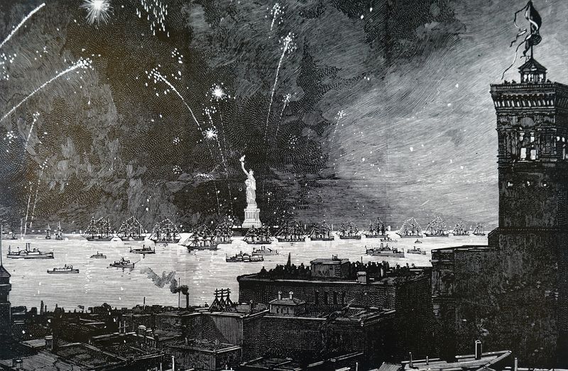Vor 135 Jahren, genauer gesagt am 28. Oktober 1886, feierte New York die Einweihung eines ganz besonderen Wahrzeichens: der Freiheitsstatue. Unter der Schirmherrschaft von Präsident Grover Cleveland fand zunächst eine Parade auf den Straßen, anschließend eine nautische Parade auf dem Wasser statt. Entgegen dieser Illustration wurde das geplante Feuerwerk allerdings auf den 1. November verschoben - das Wetter war zu schlecht.