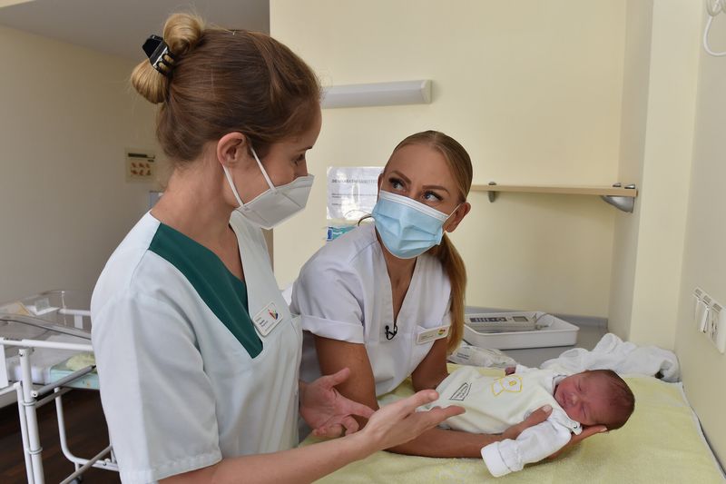 Mentorin Sandra weist Jenny Elvers ein: Wie geht sie am besten mit den Kleinen auf der Geburtshilfe-Station um?