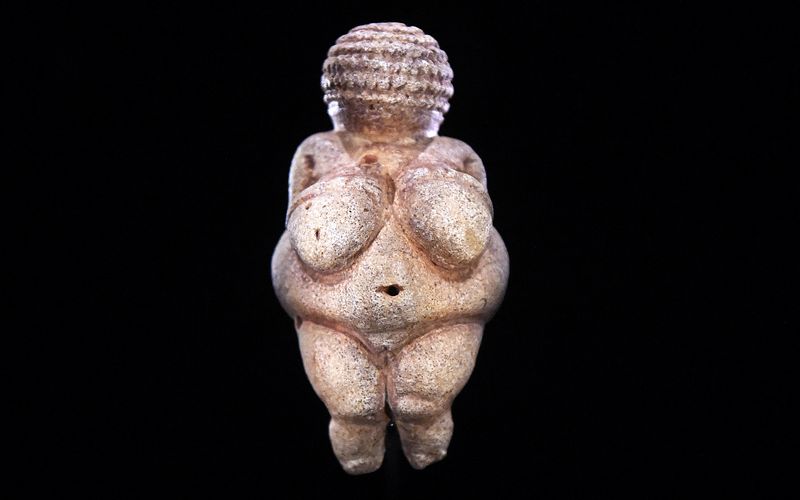 Die Venus von Willendorf misst nur knapp elf Zentimeter. Aufgrund ihrer "öffentlich zur Schau gestellte Nacktheit" ist sie allerdings ein großes Ärgernis für den Algorithmus von Facebook und Co.