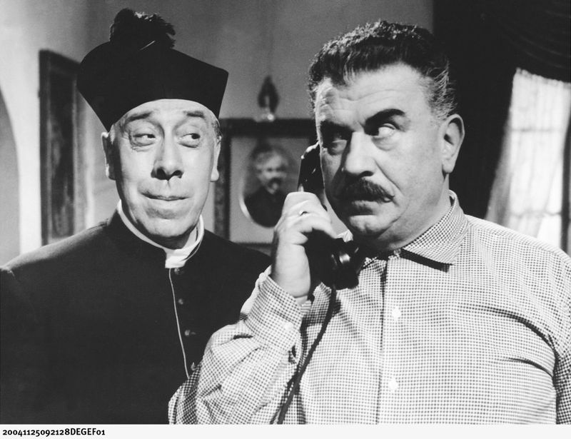 "Die große Schlacht des Don Camillo": Don Camillo (Fernandel, links) freut sich immer sehr, wenn er seinen Lieblingsfeind Peppone (Gino Cervi) austricksen kann.