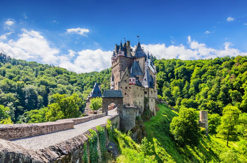 In vergangene Zeiten reisen - das kann man bei einem Besuch der vielen Schlösser und Burgen in Deutschland. Von imposanten Ritterburgen bis hin zu traumhaften Märchenschlössern, wir zeigen Ihnen die schönsten Bauwerke in der Galerie.