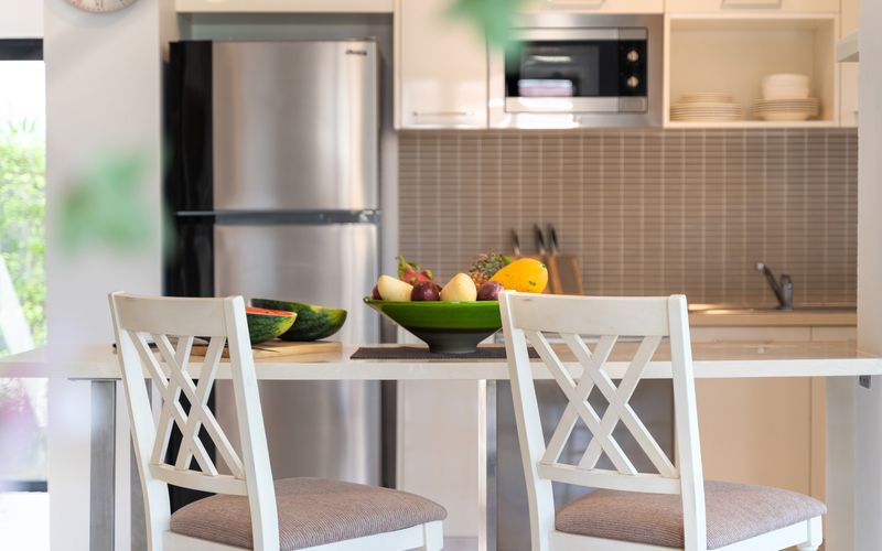 Der Traum von einer geräumigen Küche mit genügend Arbeitsfläche, viel Stauraum und ausreichend Platz für Gäste kann auch bei kleinen Küchen Realität werden. Mit den richtigen Tipps bei der Planung der Küche und hilfreichen Tricks mit Eckregalen und ausziehbaren Schneidebrettern wird auch die kleinste Küche zum aufgeräumten Wohlfühlort.
