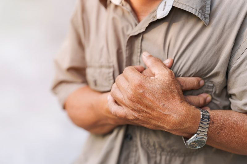 Arteriosklerose, oder auch Arterienverkalkung, entwickelt sich langsam über die Jahre und betrifft vor allem ältere Menschen. Ablagerungen aus Fett, Cholesterin und Kalzium verstopfen dabei die Gefäße. Vor allem ein ungesunder Lebensstil mit falscher Ernährung begünstigt Arteriosklerose. Denn bestimmte Lebensmittel verstopfen Arterien und führen zu Gefäßveränderungen mit schweren Folgen.