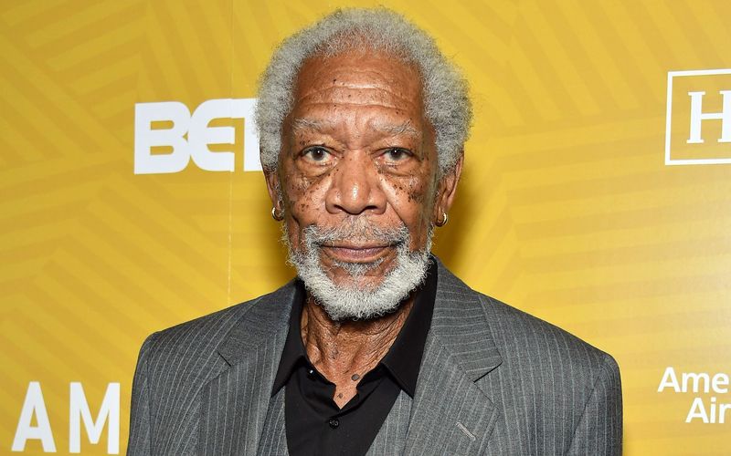 Geboren am 1. Juni 1937 in Memphis entdeckte Morgan Freeman schon früh das Talent zur Schauspielerei. Mit neun Jahren stand er erstmals bei einer Schulaufführung auf der Bühne. Nach seinem Abschluss ging er zunächst vier Jahre zur Air Force, anschließend nahm er Schauspiel- und Tanzunterricht und studierte Theaterwissenschaften.