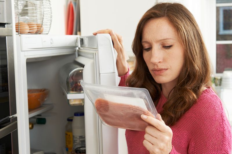 Jeden Tag werden mehrere tausend Liter Blut durch Arterien und Blutgefäße gepumpt, um Organe und Zellen im menschlichen Körper mit ausreichend Nährstoffen zu versorgen. Ablagerungen und folglich verengte oder sogar verstopfte Blutgefäße erschweren diesen Kreislauf und führen zu schweren gesundheitlichen Folgen. Schuld daran: vor allem eine falsche Ernährung. Ganz oben auf der Liste der Lebensmittel, die Blutgefäße verstopfen, steht verarbeitetes Fleisch.