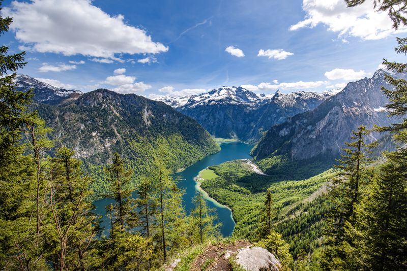 Am 7. Oktober 1970 wurde mit dem Bayerischen Wald der erste Nationalpark Deutschlands gegründet. Auf einer Fläche von über 24.000 Hektar darf die Natur einfach nur Natur sein. Glücklicherweise ist es nicht bei diesem einen Nationalpark geblieben: In den vergangenen 50 Jahren kamen immer mehr Flächen auf deutschem Gebiet hinzu, inzwischen gibt es 16 Nationalparks in Deutschland - kommen Sie mit uns auf eine Reise durch die unberührte Natur unserer Heimat ...