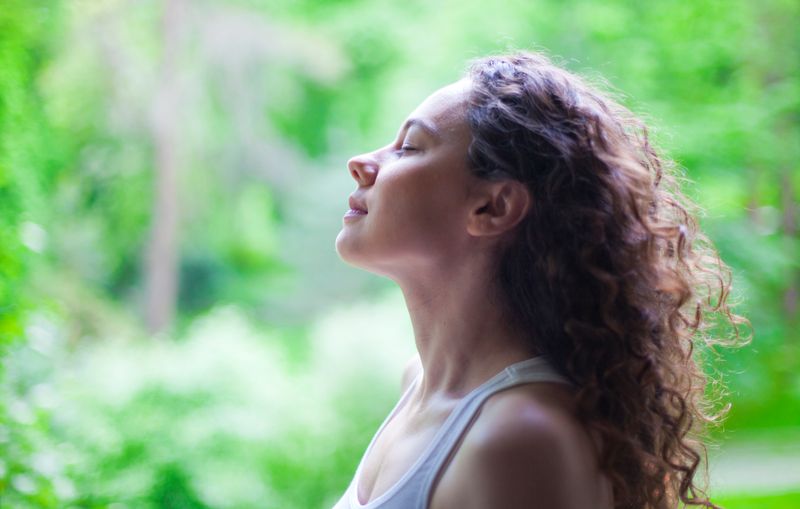 Von Geburt an atmet ein Mensch selbstständig, ohne auch nur einen Gedanken daran zu verschwenden. Dabei kann alleine durch bewusste Atmung sehr viel im Körper bewirkt werden: Stress wird reduziert oder auch Fältchen gemindert. Sogar beim Geschlechtsverkehr können Sie intensivere Höhepunkte erreichen. Erfahren Sie in dieser Galerie, was Sie ohne viel Aufwand rein durch das richtige Atmen in Ihrem Körper beeinflussen können.