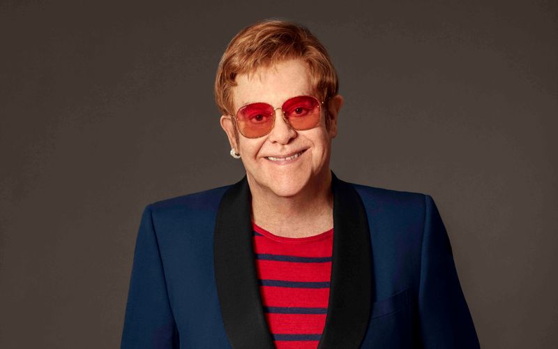 Für sein neues Album "The Lockdown Sessions" hat sich Elton John reichlich Verstärkung ins Studio geholt.