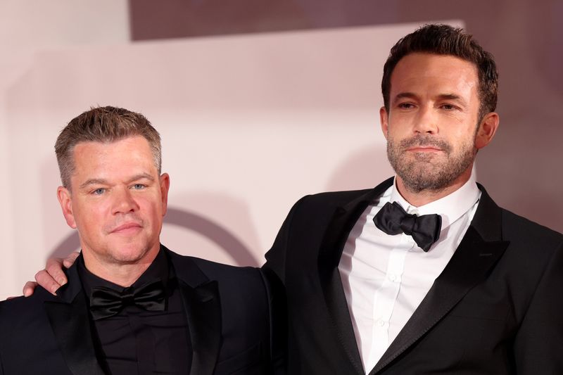 Ben Affleck (rechts) und Matt Damon (Bei der Venedig-Premiere von "The Last Duel" im September) sind seit vielen Jahren gute Freunde. Nur in einer Sache, so ist im Gespräch mit den beiden Superstars zu erfahren, hapert es ...