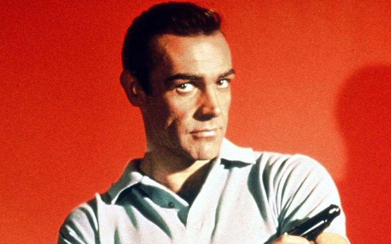 Connery wuchs im schottischen Edinburgh auf. Lange Zeit hielt er sich mit Gelegenheitsjobs (Milchmann, Sargpolierer, Bodybuilder) über Wasser, bis er 1954 zum Film ging. "James Bond 007 jagt Dr. No" machte den bis dahin mäßig erfolgreichen Connery (schon damals mit Toupet) 1962 über Nacht zum Star - und nicht nur ihn ...