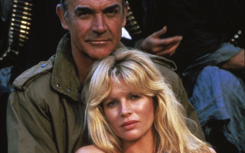 Sie schaffte ihren Durchbruch als Bond-Girl: In "Sag niemals nie" durfte sich Kim Basinger als Domino an die starke Schulter des britischen Geheimagenten (Sean Connery) schmiegen. Noch mehr Körperkontakt wagte die Blondine im Drama "9 1/2 Wochen" (1986), mit dem sie endgültig zum Sexsymbol der 80-er aufstieg.