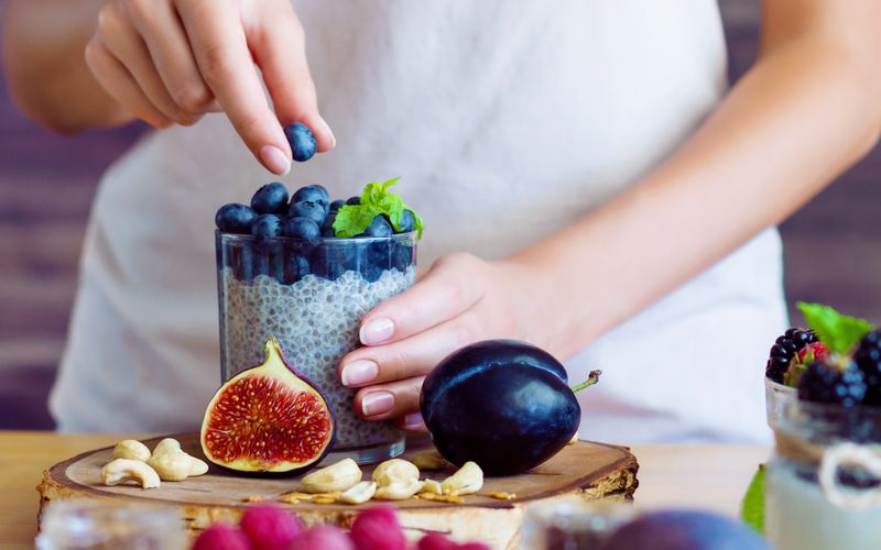 Wie überwindet man die Zeit zwischen den Hauptmahlzeiten ohne Stimmungs- oder Leistungstief? In der folgenden Galerie finden Sie 13 gesunde Snacks, die den Blutzuckerspiegel stabil halten - und schmecken!