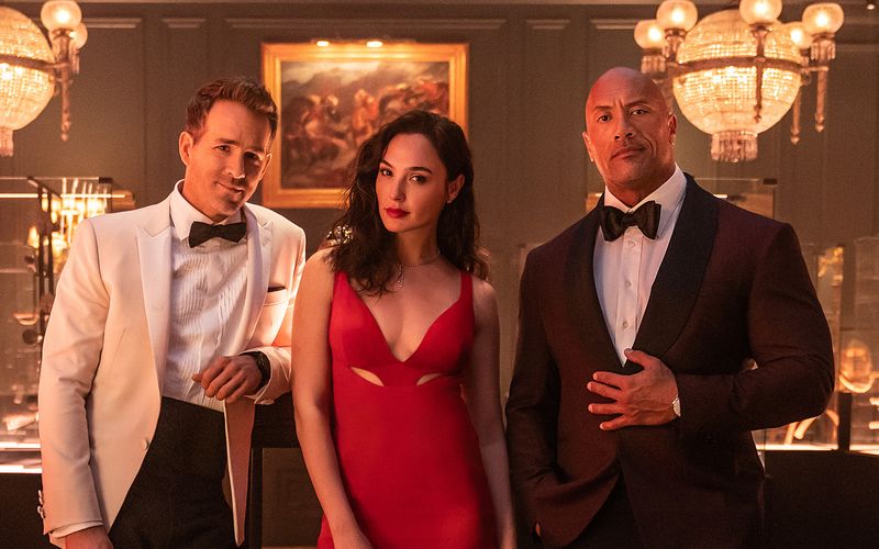 Ryan Reynolds (links), Gal Gadot und Dwayne Johnson spielen die Hauptrollen im Netflix-Film "Red Notice".