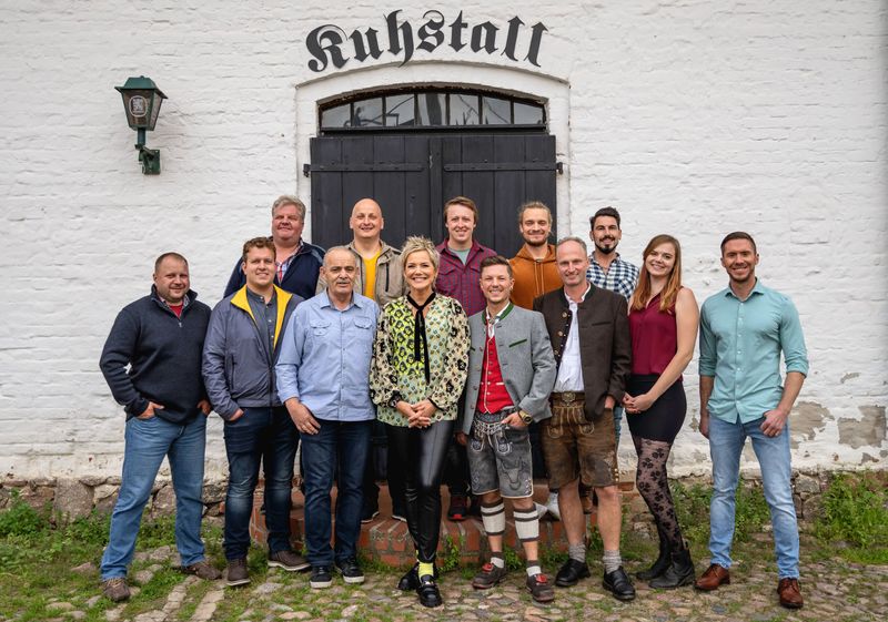 Freuen sich auf die Party im "Kuhstall" (von links): Mike, Enno, Torsten, Olaf, Matze, Moderatorin Inka Bause, Dirk, Peter, Björn, Hubert, Mathias, Lara und Nils.