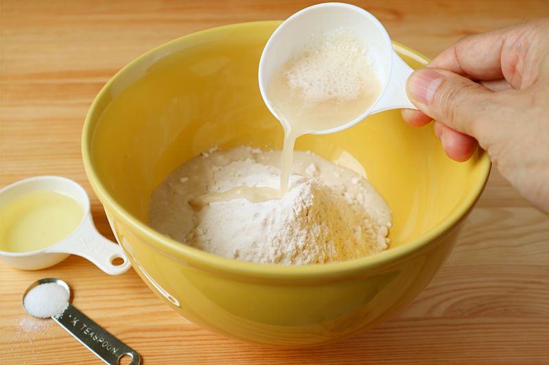 Der Teig für leckere Sonntagsbrötchen lässt sich schnell zubereiten. Lösen Sie einen Würfel frischer Hefe in 500 Milliliter lauwarmem Wasser auf. In einer weiteren Schüssel ein Kilogramm Weizenmehl, einen Teelöffel Zucker, einen Esslöffel Essig, 40 Gramm Butter und zwei Teelöffel Salz mischen. Danach wird das Wasser-Hefe-Gemisch behutsam in die Mehl-Mischung gerührt und mit dem Mixer samt Knethaken etwa fünf Minuten verarbeitet.