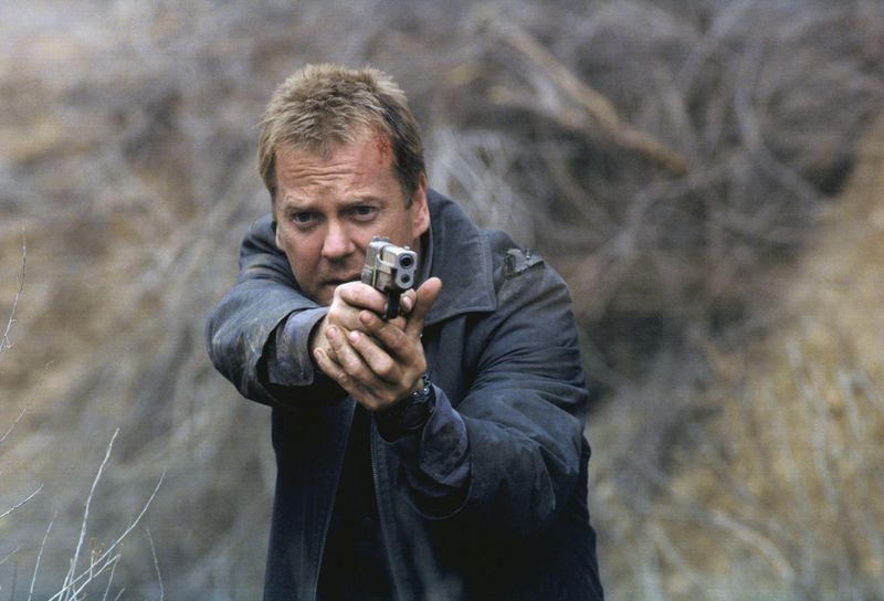 Wie weit darf und kann man (persönlich) gehen, um Terroristen aufzuhalten? Agent Jack Bauer (Kiefer Sutherland) gibt dafür alles. Es gibt so gut wie keinen physischen und psychischen Schmerz, den der Top-Agent der fiktiven Anti-Terror-Einheit CTU (Counter Terrorist Unit) im Laufe von acht Staffeln bei seinen Einsätzen nicht ertragen musste.