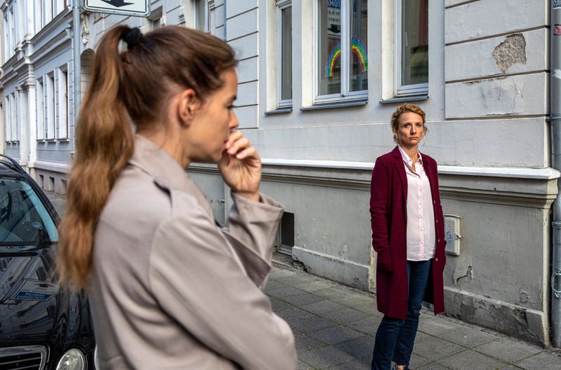 Viola (Yvonne Catterfeld) und Staatsanwältin Anne Konzak (Christina Große) warten vor Butschs Wohnung. Ist der Kommissar ein Vergewaltiger?
