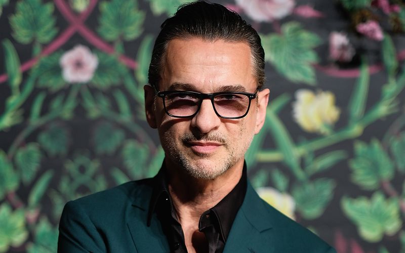 Am 28. Mai jährt sich der dramatische Vorfall: 1996 war Dave Gahan nach einer Überdosis für zwei Minuten (klinisch) tot. Der Depeche-Mode-Frontmann damals seinen Körper, wie er der "Bild"-Zeitung erzählte. "Ich schwebte unter der Decke und konnte alles genau sehen", erinnerte er sich, "Ich schrie die Ärzte an, dass ich nicht dort unten läge, sondern über ihnen sei. Ich glaube, es war meine Seele, die damals schrie."