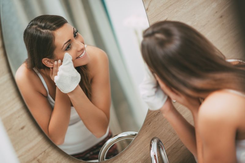 Wasserfeste Mascara ist toll, wenn Sie plötzlich im Regen stehen und nicht wie ein Panda aussehen möchten. Das Entfernen kann leider zur Tortur werden, denn bekanntlich hilft Wasser nicht beim Abschminken. Ein bisschen Babyöl auf einem Wattepad bewirkt jedoch wahre Wunder.