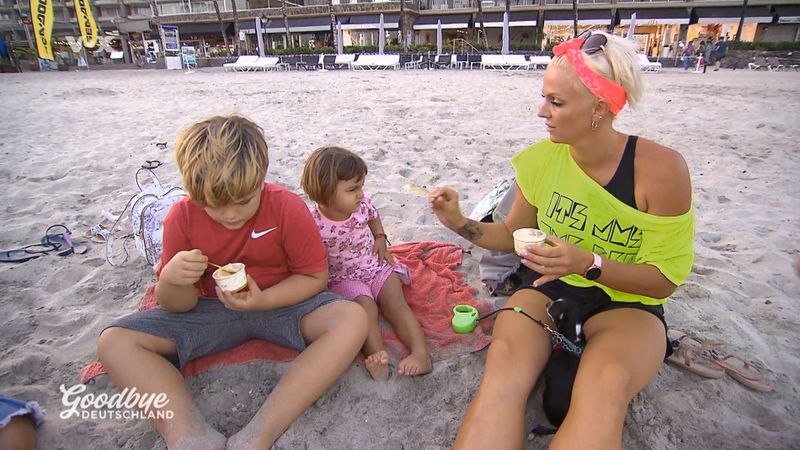 Nancy Lehmann mit ihren Kids am Strand: "Sie sollen eine schöne Kindheit haben."