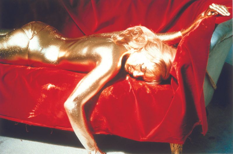 Bond-Girl Jill Masterson (Shirley Eaton) wird in "Goldfinger" (1964) auf sehr ungewöhliche Weise ermordet: Sie wird in Gold getränkt und dadurch erstickt.