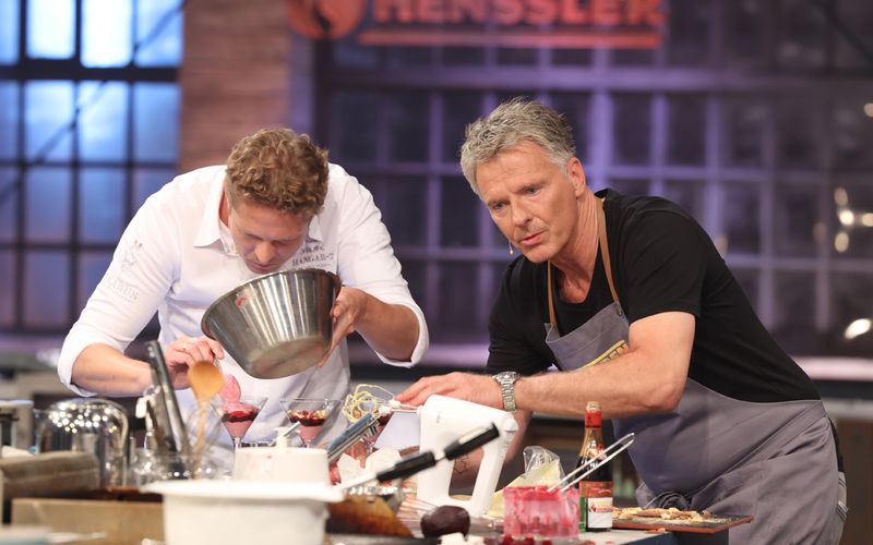 Jörg Pilawa (rechts mit Kochcoach Martin Klein) ist zum ersten Mal Gast bei "Grill den Henssler".