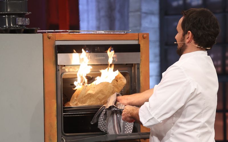 Feurige Angelegenheit: Als Henssler Fisch im Ofen räuchert, brennt das Backpapier an. 