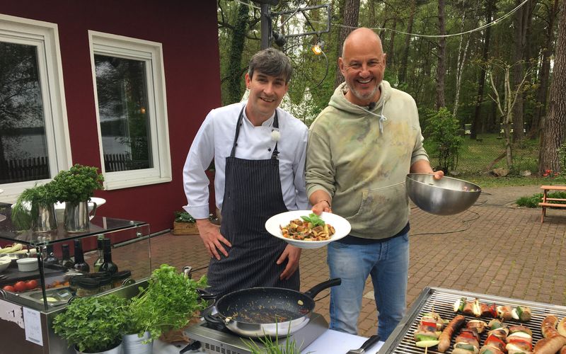 Marcus (links), der neue Besitzer der "Wanderrast" am Arendsee in der Altmark, lässt sich von Frank Rosin zeigen, was der Sternekoch unter einfacher, aber ansprechnder Imbiss-Kost (mit regionalem Pfiff) versteht.