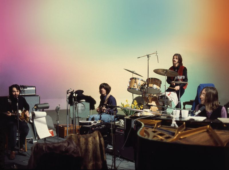 Die Beatles im Januar 1969 bei ihrer "Get Back"-Session, in der über drei Wochen das letzte Album der Band entstand. Peter Jackson begutachtete fast 60 Stunden Bildmaterial und schuf daraus den sechsstündigen Dokumentarfilm "The Beatles: Get Back", der nun bei Disney+ Premiere feiert.