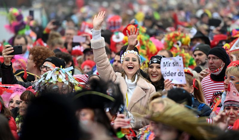 Am 11.11. war in Köln alles wie immer - Corona zum Trotz. Hunderttausende Jecke feierten die Sessionseröffnung.