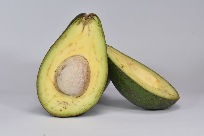 Braune Stellen in einer Avocado sind noch lange kein Grund, die Frucht zu entsorgen.