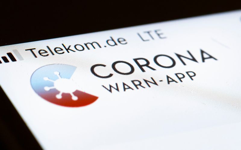Die Corona-Warn-App erkennt nun auch gefälschte Impfzertifikate und markiert diese entsprechend.