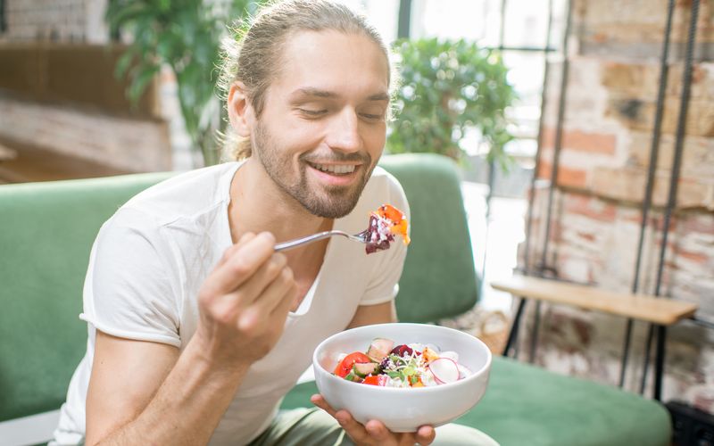 Immer mehr Menschen entscheiden sich bewusst für eine rein pflanzliche Ernährung. Der vegane Lebensstil wird oft mit einem hohen Umweltbewusstsein in Verbindung gebracht, da der Verzicht auf tierische Produkte einen positiven Beitrag zur Klimaneutralität leistet. Denn vor allem die Produktionskette für Fleisch verursacht hohe Treibhausgas-Emissionen. Doch ist eine vegane Ernährung gesund?
