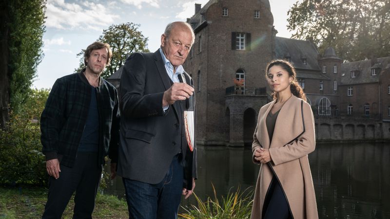 Merkwürdige Dinge geschehen in dem einsamen Schlosshotel, in dem Dr. Tessa Tilker (Patricia Meeden) an einem Seminar teilnehmen wollte. Um den dunklen Geheimnissen auf den Grund zu gehen, folgen die Amateurdetektive Wilsberg (Leonard Lansink, Mitte) und Ekki (Oliver Korittke) Tessas Hilferuf.