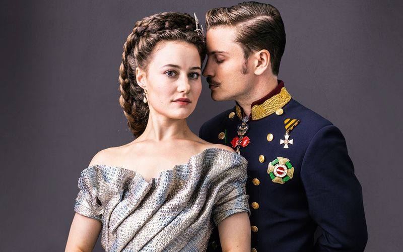 Sie ist eine der beliebtesten historischen Figuren der deutschen Filmlandschaft: Etliche Male wurde das Leben und Lieben von Kaiserin Elisabeth bereits verfilmt - auch als Serienstar bewies "Sisi" (Bild, Dominique Devenport, verfügbar bei RTL+) bereits ihre Anziehungskraft. Wer alles sonst schon die Kaiserin verkörpert hat, verrät die Galerie.