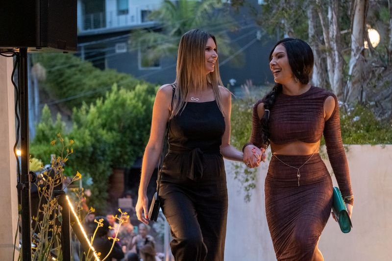 Wie frau halt so zur Arbeit geht: Maya Vander (links) und  Vanessa Villela sind Maklerinnen in Beverly Hills.