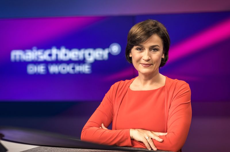 Sandra Maischberger begrüßt Gäste aus Politik, Wirtschaft, Medien und Gesellschaft.