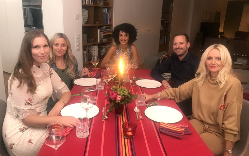 Sie freuten sich über einen gelungenen Dinner-Abend in Schwabing, von links: Nadja, Lara, Gastgeberin Patricia, Dennis und Manuela.