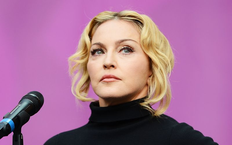 Nachdem Instagram freizügige Bilder von Madonna gelöscht hatte, reagierte der Popstar verärgert - und lud die Motive erneut hoch, dieses Mal aber zensiert.